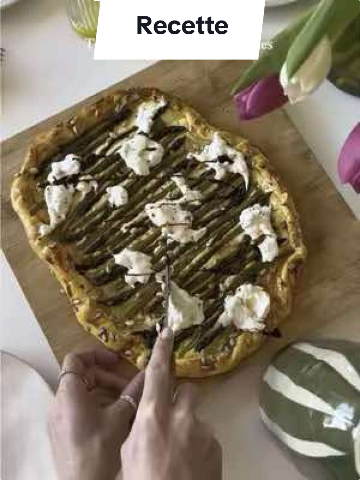 Recette printanière : tarte fine aux asperges vertes ! Une idée simple, rapide et saine pour se régaler en toute légèreté. 🌸🌱 Tu peux évidemment enregistrer ou partager à tes amis pour l’essayer très vite et te régaler 😋 Ingrédients : 	•	Pâte feuilletée 	•	Fromage frais 	•	Graines de votre choix (pignons de pin, sésame, tournesol, courge…) 	•	Asperges vertes 	•	Burrata 	•	Sel, huile d’olive, miel Préparation : - Préchauffez votre four à 180°C. - Préparez les asperges : coupez le bout dur et retirez les petites écailles sur les côtés avec un économe si besoin. - Faites revenir les asperges quelques minutes dans une poêle avec un filet d’huile d’olive, juste pour les attendrir légèrement. - Déroulez la pâte feuilletée sur une plaque de cuisson. Tartinez-la généreusement de fromage frais. - Disposez les asperges poêlées sur la pâte. - Parsemez de quelques graines pour apporter du croquant et de miel.  - Enfournez pendant 15-20 minutes, jusqu’à ce que la pâte soit dorée. - À la sortie du four, ajoutez des morceaux de burrata, un filet d’huile d’olive, une pincée de sel et un filet de miel pour une touche sucrée et pourquoi pas de la crème de balsamique  - Dégustez tiède ou froid ! À refaire sans hésiter pour un déjeuner léger ou un apéro gourmand ! Bon appétit ! 😋👩🏼‍🍳 #recettefacilerapide #recettevegetarienne #tartefine #asperges #aspergesvertes #recettefacile 