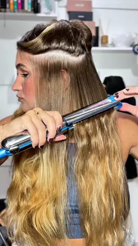 oi divas✨ apresento a vocês o meu novo XODÓ, a chapinha Nano Titanium da @dermylife 🤩 Tecnologia de PONTA, design MODERNO e ainda chega a 480°F😱 Efeito liso PERFEITO dentro de casa e pode levar ela para todos os lugares porque ela é BIVOLT, tudooo né?!😍 E esse secador babadoooo também é da Dermylife!!! o cabo dele tem 2,80m, enormeeee e entrega potência de SALÃO 💇🏼‍♀️ #dermylife #secador #lisoperfecto #chapinha #chapinhaprofissional #cabelolindo #cabelolisoperfeito