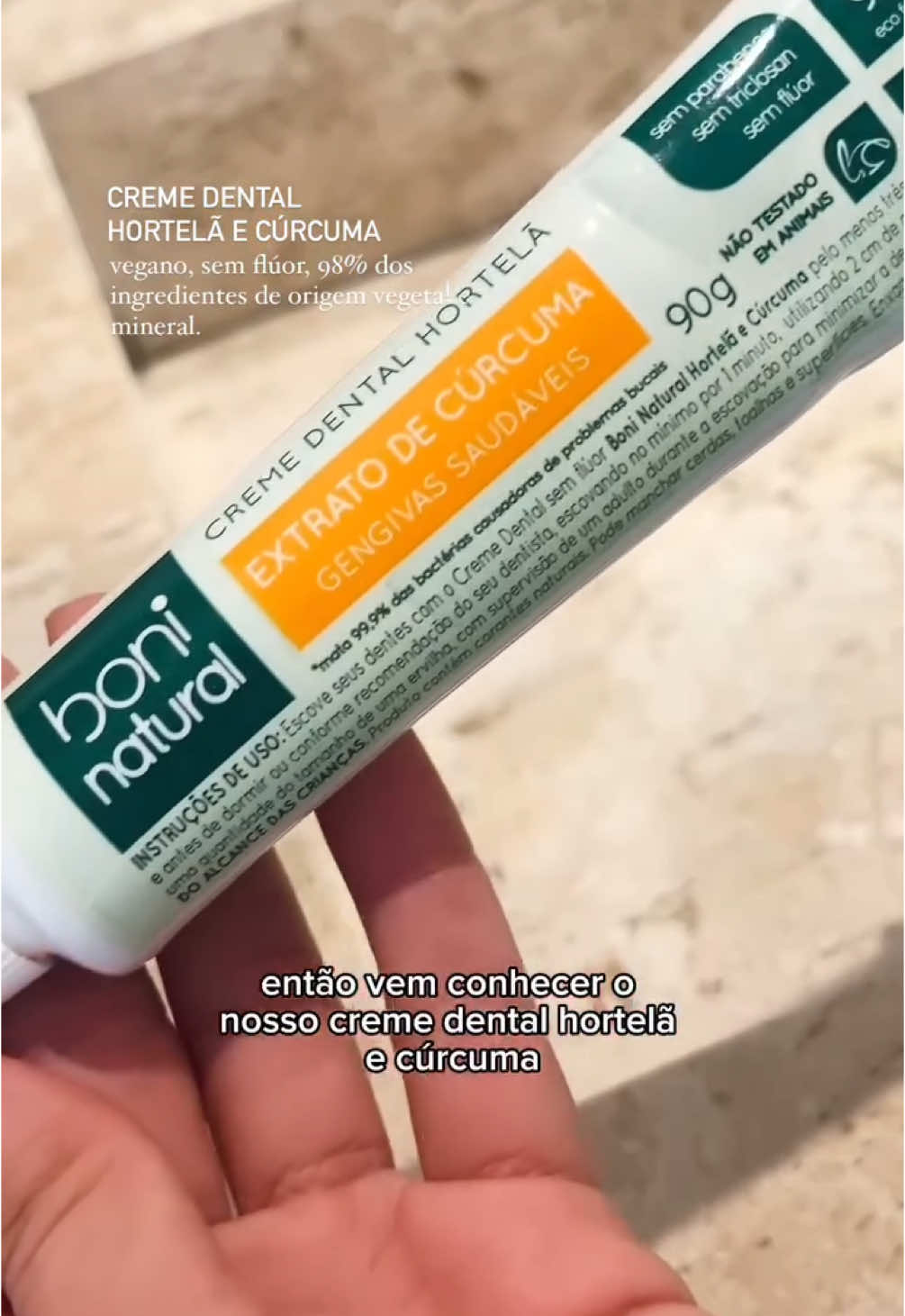 Um produto vegano, com ingredientes naturais e que possui efeito anti-inflamatório, perfeito para deixar suas gengivas mais saudáveis.  O creme dental Hortelã e Cúrcuma está disponível no link da bio! 💚 #vegano #natural #natureza #BoniNatural #cosmeticos #sustentabilidade #beleza 