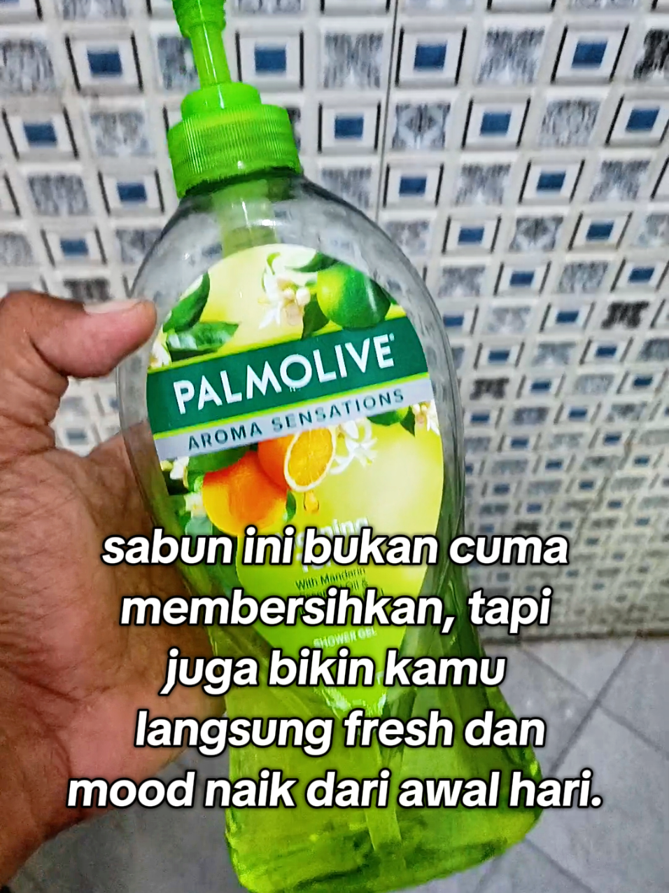 Pagi-pagi masih ngantuk dan lemas meski udah mandi? Mandi pakai sabun biasa kadang gak cukup buat ngembaliin energi dan semangat di pagi hari. Apalagi kalau aromanya flat dan gak menyegarkan. Coba Palmolive Aroma Sensations Morning Tonic! Diperkaya dengan mandarin essential oil dan lemongrass extract, sabun ini bukan cuma membersihkan, tapi juga bikin kamu langsung fresh dan mood naik dari awal hari. Yuk, ubah rutinitas mandimu jadi lebih menyegarkan. Cari Palmolive Morning Tonic di toko terdekat atau online sekarang juga! #PalmoliveMorningTonic #MandiSegarSetiapHari #MoodBoosterPagi #AromaTherapyMandi #ShowerGelTerbaik #RutinitasPagi #SegarSepanjangHari