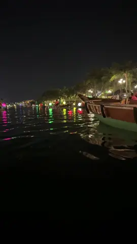 فعالية ركوب القارب في نهر مدينة هواي ان - فيتنام #vietnam #فيتنام #مشاهدات #vietnamtoiyeu #sunrise 