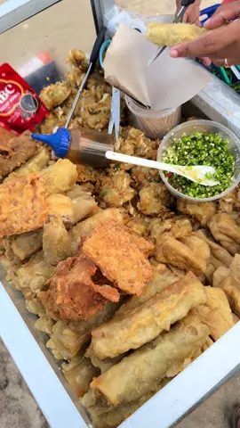 Jajan unik gorengan yang digunting di pantai sanur, harga 10ribuan . . . #pantaimatahariterbitsanur #sanur #balilife #kulinertiktok #kulinerbali 