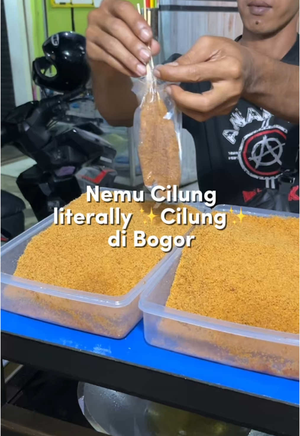 Literally ✨Cilung✨ di Bogor dah jarang banget nemu cilung yg literally cilung serundeng kek gini mana harganya masih seribuan dan punya 2 macem serundeng pulakk😭 kan aku jadi enak😭😭 lokasinya ada diakhir video yaaws~ tonton sampe abiz biar ga ke skipp ingfohnya👍🏻 #cilung #kulinerbogor #kulinerhits #jajanviral #bogor #foodinhands  #lovekulinerid