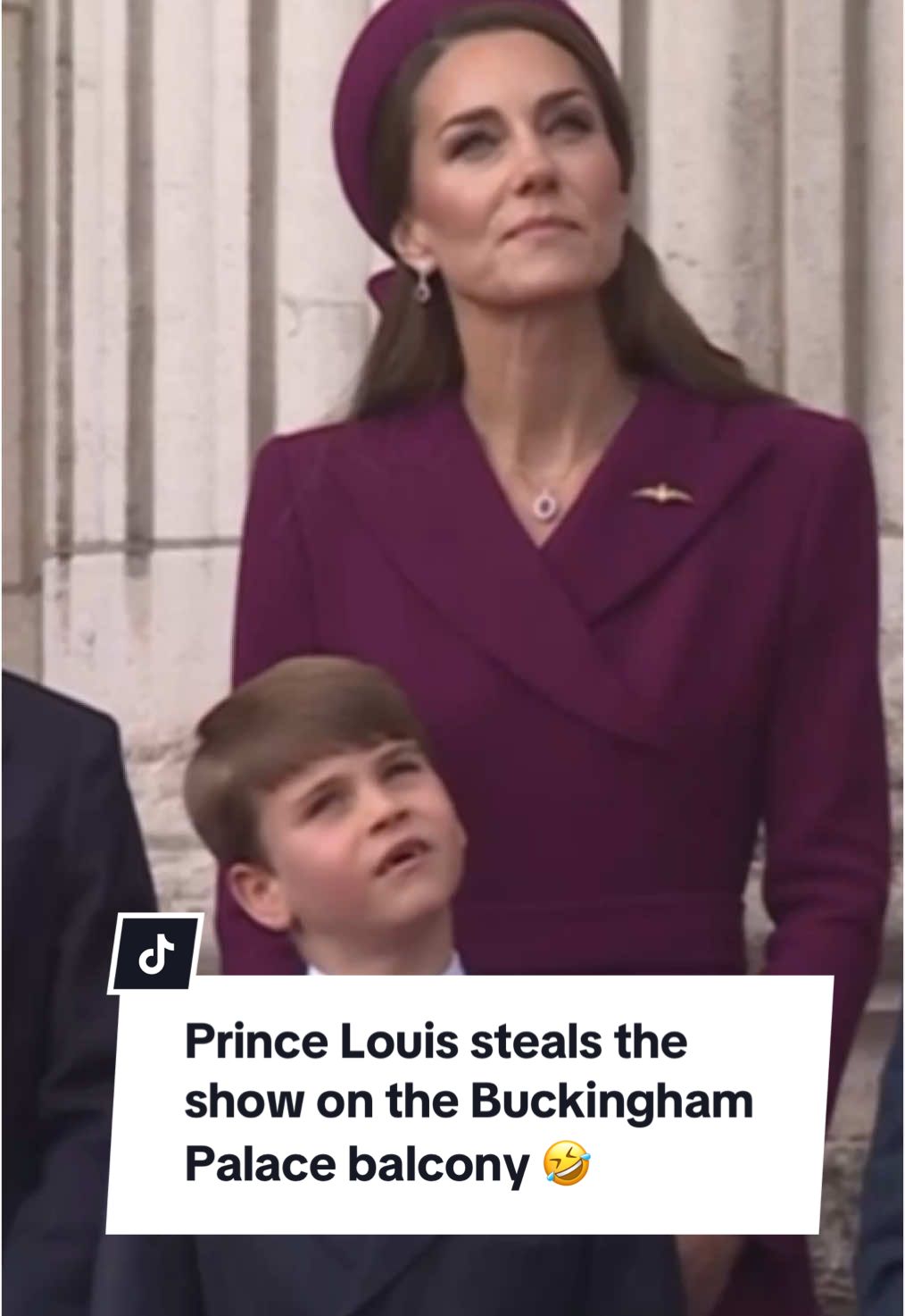 It wouldn’t be a #BuckinghamPalace balcony appearance without some cheeky antics from the one and only #PrinceLouis 🤣 #royal #royalfamily 