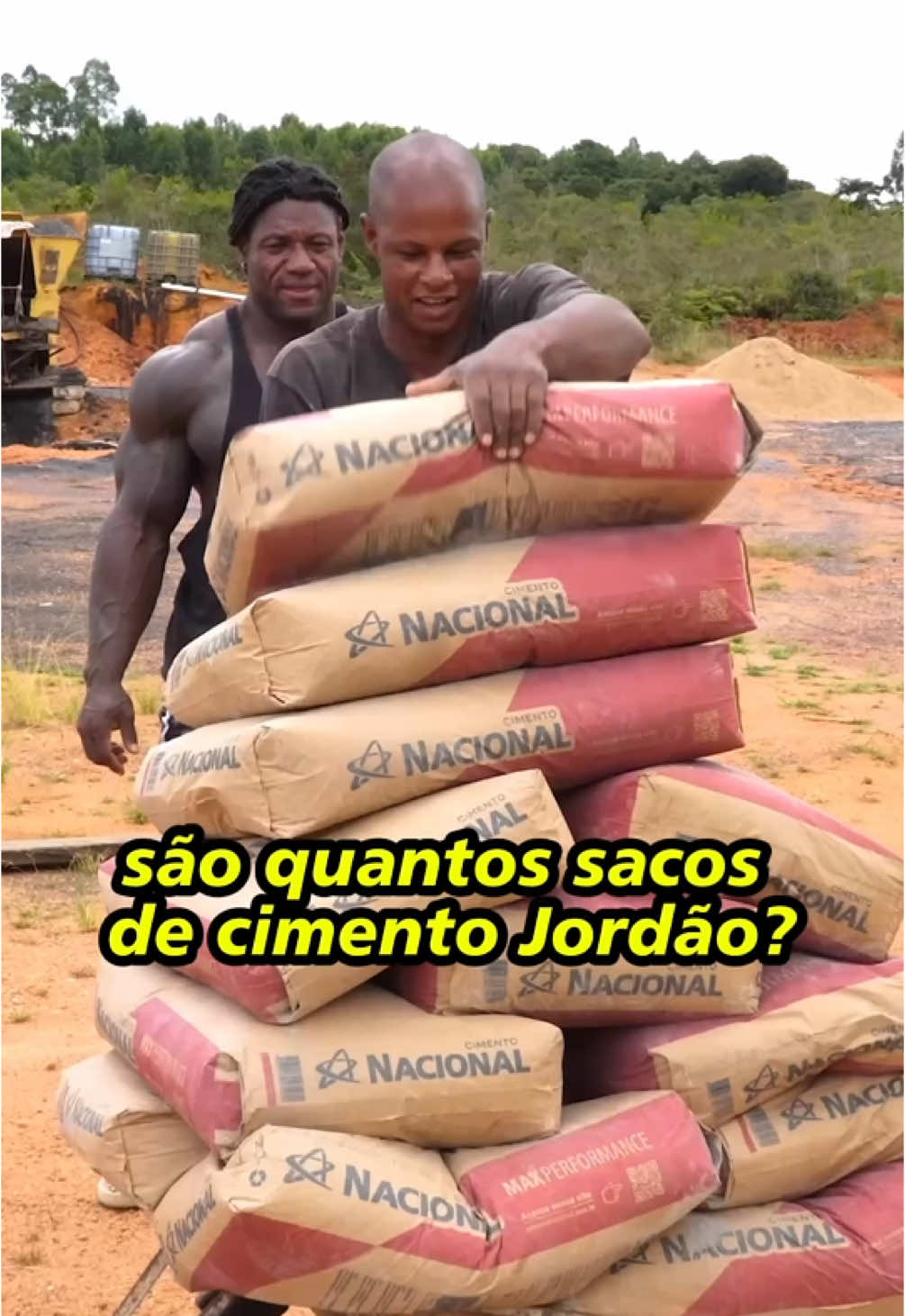 Júlio Gorila e Carlão foram desafiados pelo @Jordao para ver quem conseguia carregar um carrinho com 13 sacos de cimento totalizando 520 kg #JulioGorila #Adaptogen #PedreiroForte 