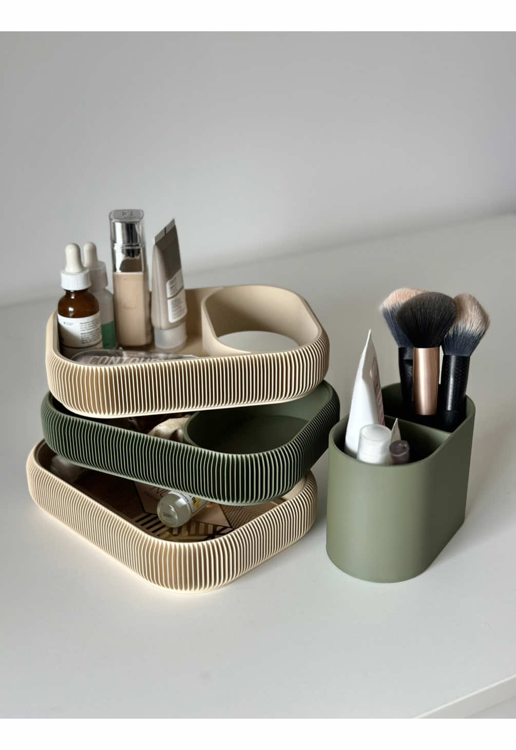 Today I designed an organizer to keep my makeup essentials in ony place 💅🏻 ⚙️Print yours: Link in my bio @Thangs3D  🧵Filament: @extrudr_official PLA NX2 MATT millitary beige & military green (love the matte finish 🔥) #3dprinting #3dprinted #crafts #DIY #homedecor #SmallBusiness #3dprinter #design #makeup #makeuporganizer #office #organizer