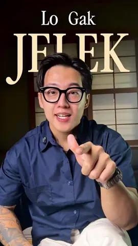 Prompt-nya: Jadi ahli estetika & fashion cowok. Dengan jujur & objektif, apakah frame kacamata ini cocok dengan bentuk wajah & warna kulit saya? Saya ingin menonjolkan karakter (ISI KARAKTER LO). Jika tidak cocok, rekomendasikan bentuk frame kacamata yang sesuai dengan wajah & vibe saya. Gas cobain biar #LebihGanteng