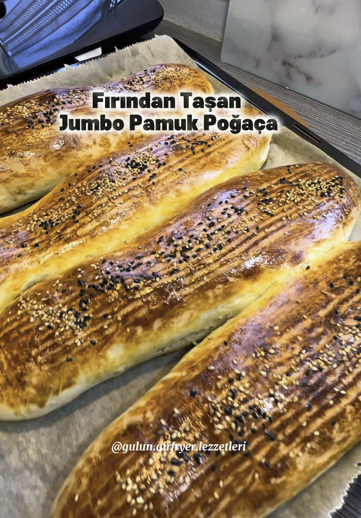 Jumbo Boy Pamuk Poğaça Tarifi Bu videomu faydalı bulduysan beğeni ve yorumlarla desteğini bekliyorum 🤗 Görmesini istediğin arkadaşına gönderebilirsin👍 Malzemeler 	•	2 yemek kaşığı şeker 	•	1 paket instant maya 	•	1 su bardağı (200 ml) ılık süt * 1 su bardağı (200 ml) ılık su 	•	1 yumurta (beyazı hamura, sarısı üzerine) 	•	1 su bardağından iki parmak eksik sıvı yağ 	•	1 tatlı kaşığı tuz 	•	5-6 su bardağı un (kontrollü ekleyin) 	•	Üzeri için susam çörek otu 	•	İç harcı ben patatesli yaptım. Hazırlanışı 	1.	Hamuru Hazırlayın: Un ve tuz hariç tüm malzemeleri karıştırın. Unun 5 bardağını ekleyin, yoğurun. Kalan unu kontrollü şekilde ekleyerek yumuşak, hafif ele yapışan bir hamur elde edin. 	2.	Mayalandırın: Hamurun üzerini streç filmle kapatın. Sıcak bir ortamda 30-40 dakika, hamur iki katına çıkana kadar mayalanmaya bırakın. 	3.	Şekil Verin: Mayalanan hamuru 2 ya da 4 eşit parçaya bölün. Her birinine iç harcı koyup şekil verin. 	4.	Tepsiye Dizip Son Mayalandırma: Şekil verdiğiniz poğaçaları yağlı kağıt serili fırın tepsisine aralıklı olarak dizin. Üzerini temiz bir bezle örtüp 10-15 dakika tepsi mayası için bekletin. 	5.	Üzerini Hazırlayın: Poğaçaların üzerine yumurta sarısı sürün, çatalla şekil verin, susam ve çörek otunu serpin. 	6.	Fırında Pişirin: Önceden ısıtılmış 180°C alt-üst ayar fırında, orta rafta yaklaşık 18-22 dakika, üzerleri güzelce kızarana kadar pişirin. (Fırına göre süre değişebilir, kontrollü olun.) 	7.	Fırından Çıkarınca: Poğaçaları fırından aldıktan sonra üzerini temiz bir bezle örtüp 5-10 dakika dinlendirirseniz daha yumuşak olurlar. Ekstra İpuçları 	•	Fırınınızın performansına göre pişme süresi değişebilir, ilk kez deniyorsanız 15. dakikadan sonra kontrol edin. 	•	Dilerseniz poğaçaların içine patates, zeytin, beyaz peynir gibi farklı harçlar da koyabilirsiniz. 	•	Daha parlak bir üst yüzey için yumurta sarısına birkaç damla sıvı yağ ekleyebilirsiniz. Afiyet olsun! Pamuk gibi yumuşacık poğaçalarınız hazır. 😊 		#PamukPoğaça 		#PoğaçaTarifi 	 	#YumuşacıkPoğaça 	#EvYapımıPoğaça 		#Kahvaltılık 		#ÇaySaati 	#PatatesliPoğaça 		#MayalıHamur 	#NefisTarifler 	#Hamurİşi 		#FırınLezzetleri 		#YumuşakPoğaça