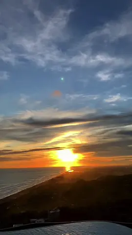 Bila kita mencintai yg lain, mungkinkan hati ini akan tegar? Senja waktu itu di@obelixseaview 😍 #fyp #foryoupage #fypシ゚ #myheart #obelixseaview #senja #sunset #sea #jogja #gunungkidul #wisatajogja 