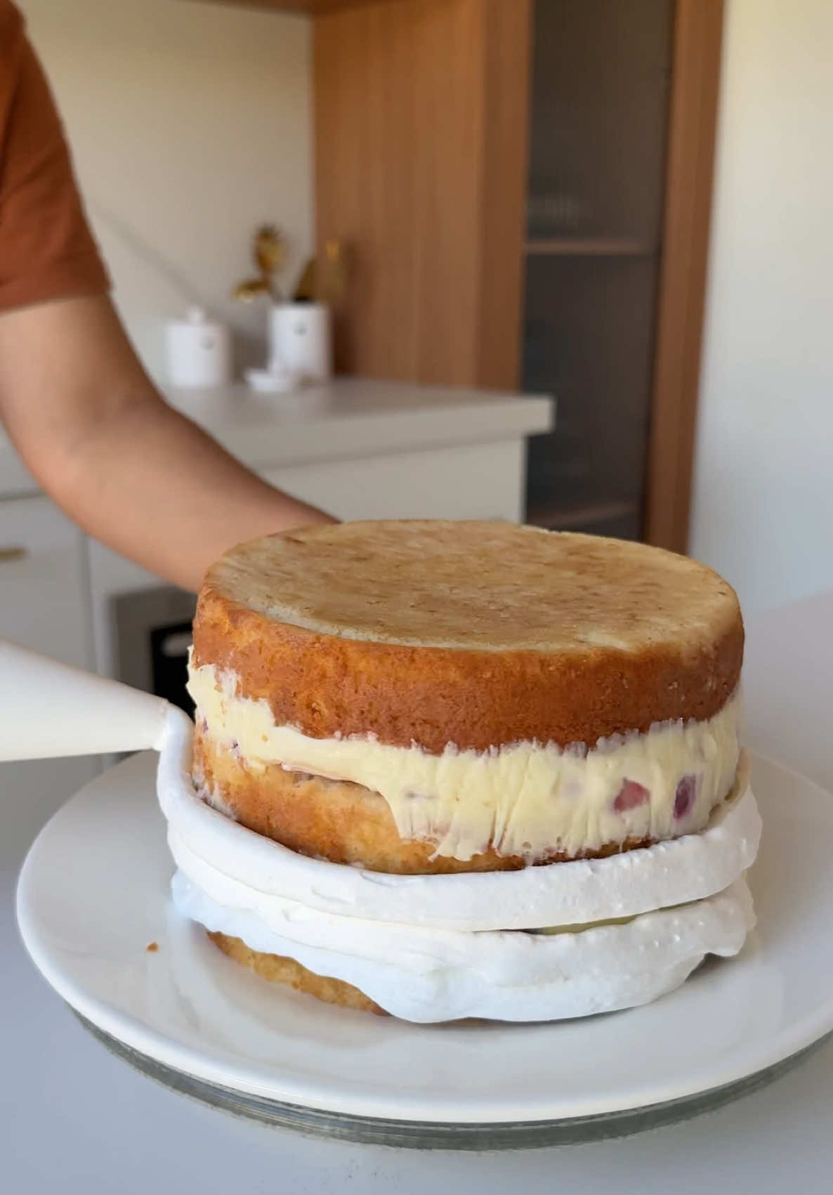 🎂🥳 | A receita de hoje é o meu bolo de aniversário de brigadeiro de leite Ninho com morango. Ingredientes 350 g de morangos Massa 3 ovos 1 xícara de açúcar 50 ml de óleo 1 xícara de leite 2 xícaras de farinha de trigo 1 colher (sopa) de fermento em pó Recheio 1 e 1/2 caixinha de leite condensado 1 e 1/2 caixinha de creme de leite 5 colheres (bem cheias) de leite Ninho 1 colher (sopa) de manteiga 150 g de cream cheese Cobertura 250 g de chantilly 3 colheres (sopa) de leite Ninho Leite condensado (até dar o ponto) #comidacaseira #culinaria #gastronomia #receitas #receitasbrasileiras #donadecasa #receitafacil #tiktokreceitas #tiktokreceita #food 