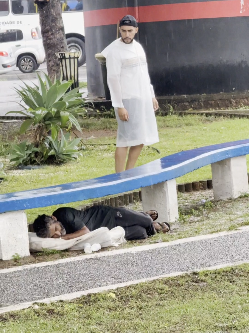 por mais pessoas assim 🙏 #emocionante #ajudandopessoas #ajudandooproximo #moradorderua #jefersonlemes1 