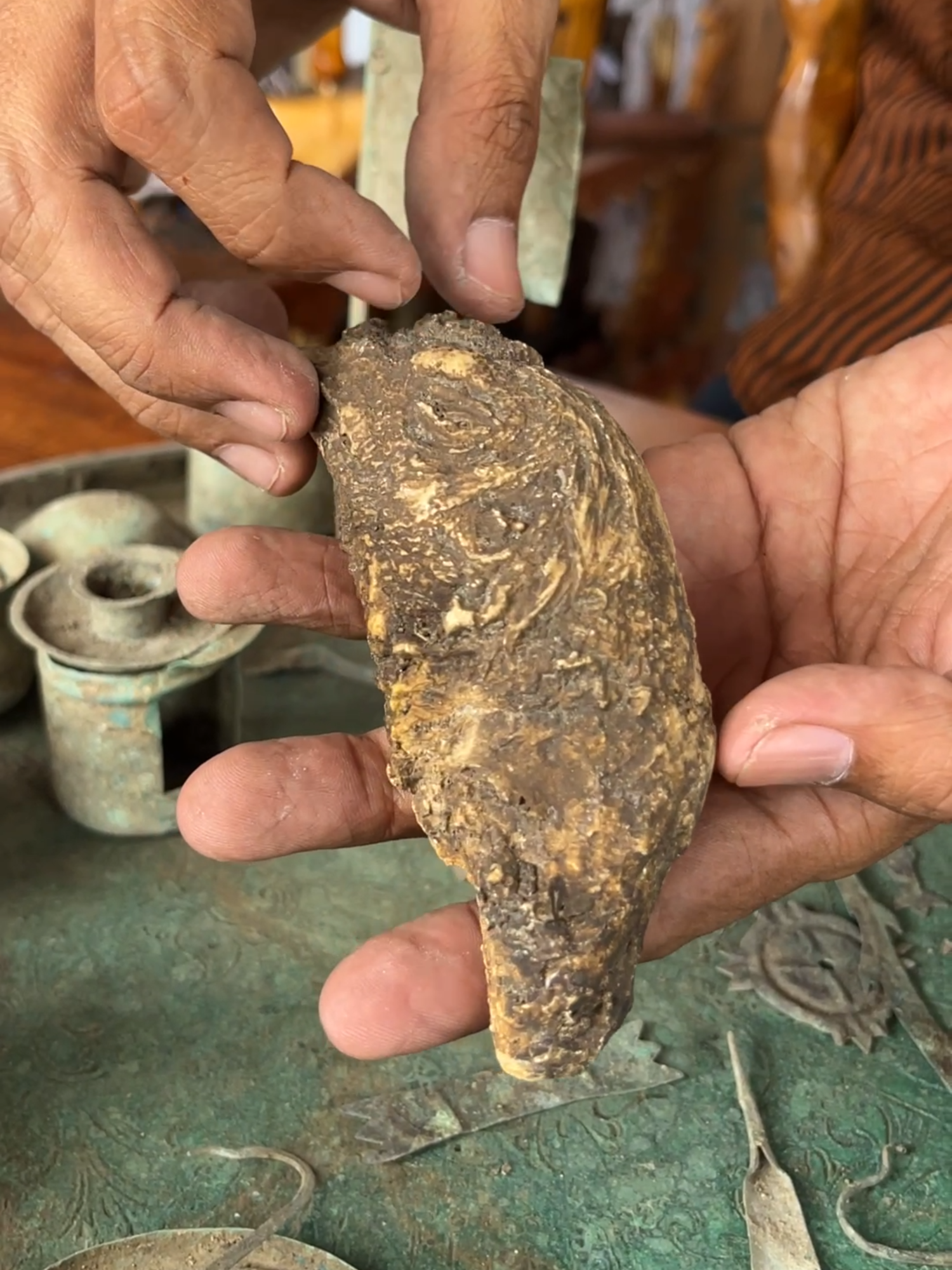 Alat sesajen temuan tim Warung Antik, masih lengkap dan utuh... Terbuat dari bahan tembaga/perunggu, digunakan sebagai media sesajen jaman dahulu... Koleksi Warung Antik... #warungantik #keris #kerispusaka #pusakaindonesia #budaya #budayajawa #kerispusakaindonesia #kerisnusantara #kerismataram #kerisantik #keristuban #kerisraksasa #budayaindonesia #ethnic #pusaka #pusakanusantara #history #etnik #kuno #antik #majapahit #sriwijaya #medang #kerajaanmedang #medangkamulan #bethok #kadga