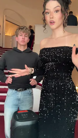 omg bin so nervös gerade, hab wif die lochis und serdar abi getroffen 😂 #woistlena #berlin #berlin #roterteppich #awards #outfitcheck #streichbruder 