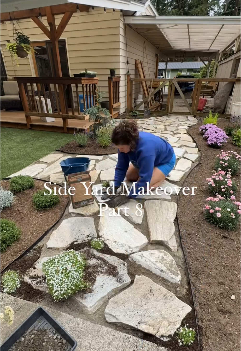 Finishing the pathway today! Side Yard Makeover | Part 8 - I used blue star creeper as my ground cover 🙆🏻‍♀️🦋💙 • • #DIY #makeover #landscape #garden #gardening #flowers #beforeandafter #homeimprovement 