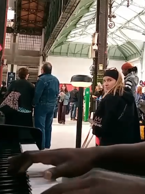 Expérience - a Ludovico Einaudi piece at paris station  #experience #ludovicoeinaudi #publicpiano #pianoengare #friqtao 