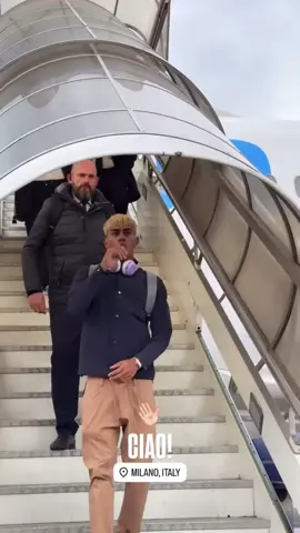 🍭🎶 مصاصة وموسيقى للفتى! لامين يامال وصل إلى ميلانو… والسؤال الكبير: هل سيكون قادرًا هذا الثلاثاء على قيادة برشلونة إلى النهائي الكبير لدوري الأبطال؟ #هشتاق #SportMustafa #لامين_يامال 🔥🏆🇪🇸