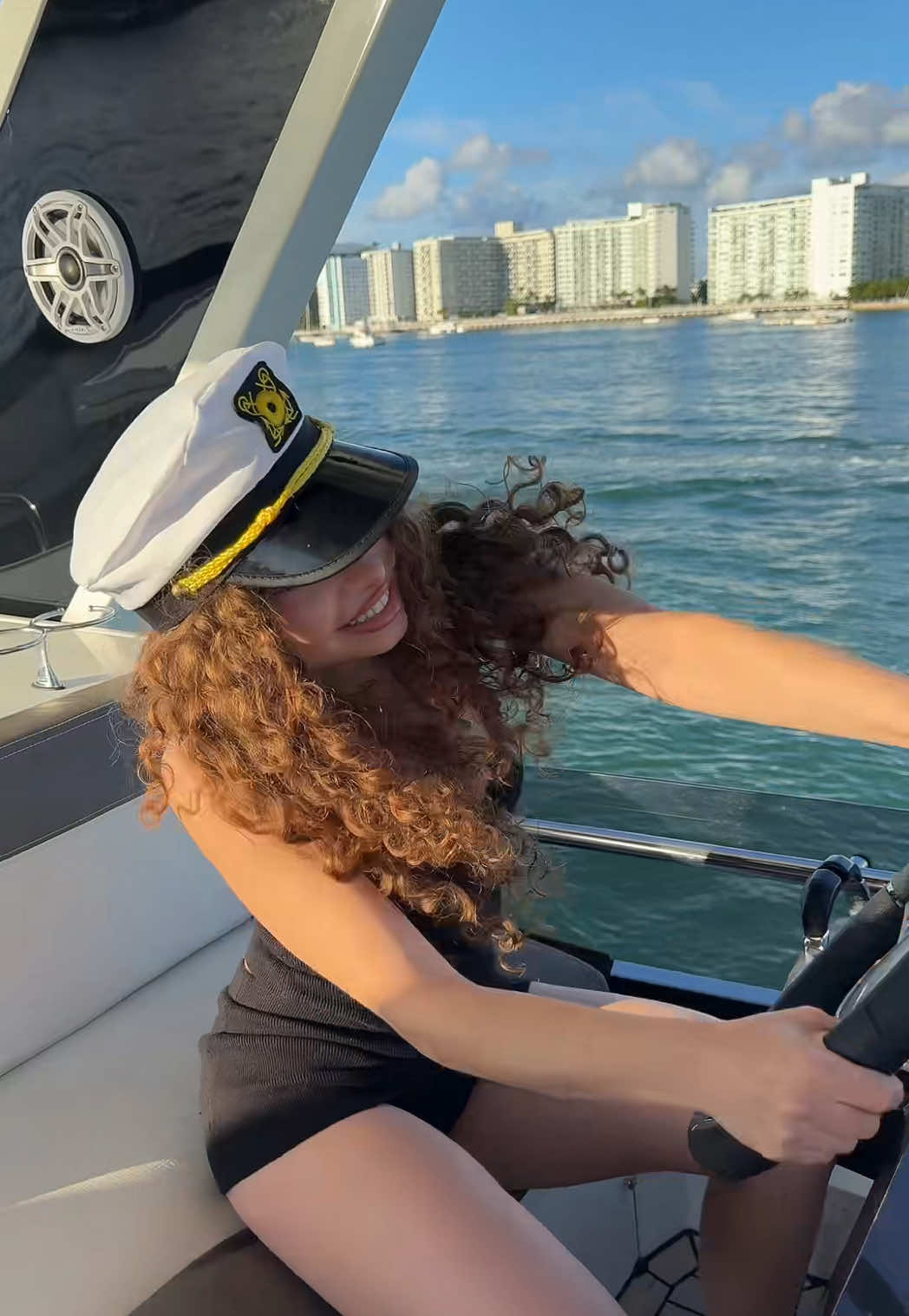 WHO DRIVING THIS YACHT??