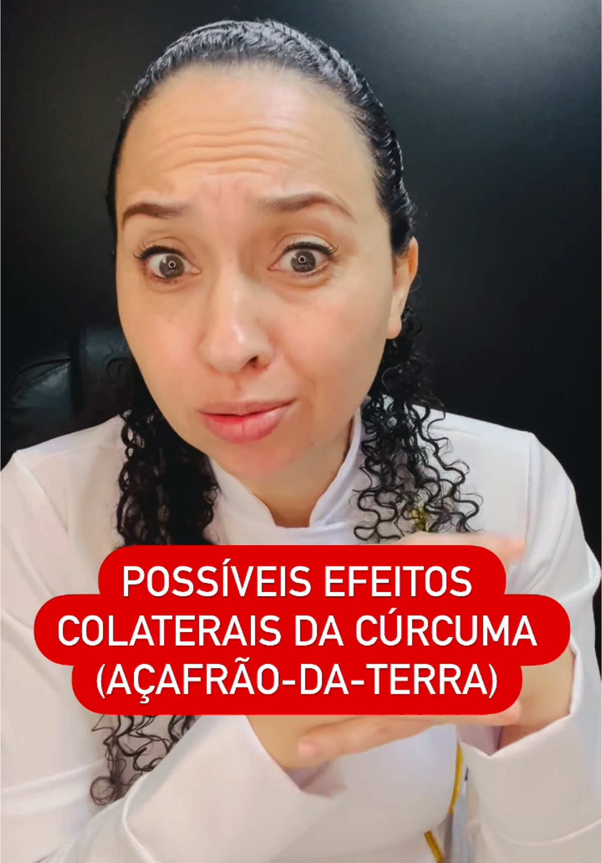 Possíveis efeitos colaterais:  Os efeitos colaterais da cúrcuma estão normalmente relacionados com sua utilização excessiva, podendo causar irritação no estômago e enjoo. #chá #curcuma #enjôo #dordeestomago 