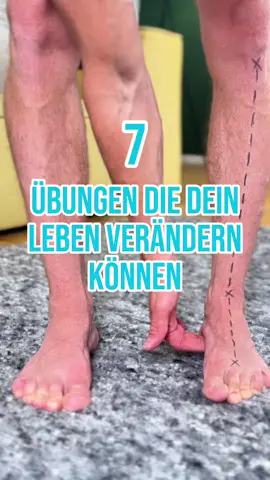 FOLGE MIR, wenn du weißt, dass deine Füße eine Schlüsselrolle für deine Gesundheit spielen, du sie aber bisher vernachlässigt hast! 🦶 Unsere Füße bilden das Fundament für Stabilität und Balance im ganzen Körper. Sind sie schwach oder verspannt, kann deine Haltung kippen und Beschwerden wie Plattfüße oder steife Gelenke ziehen Rückenschmerzen nach sich. 💡 Meine Routine aus 7 gezielten Übungen (je 20 Wiederholungen pro Seite) stärkt deine Fußgewölbe, macht dich beweglicher und lindert Schmerzen. So wirkt sich jede Einheit direkt auf deine Haltung aus und entlastet deinen Rücken. 🤌 Regelmäßiges Üben lohnt sich – auch wenn deine Füße gerade nicht weh tun! Besonders wichtig, wenn du oft hohe Schuhe trägst oder viel stehst. 😉 Denke dran: Gesunde Füße sind die Basis für jeden Schritt. Stärkst du sie, unterstützt du deinen gesamten Körper und vermeidest Schmerzen von unten nach oben. 👉 Speichere dir diese Routine, übe täglich und teile sie mit allen, die von besseren Füßen profitieren können! FOLGE MIR für noch mehr einfache, funktionelle Übungen, die deine Füße, Hüfte und deinen Rumpf stärken – für mehr Stabilität, Balance und schmerzfreie Beweglichkeit! 🚀💪 #GesundeFüße #Fußschmerzen #FußÜbungen #Fußgesundheit #StarkeFüße #Plantarfaszie #BarfußTraining #Fußpflege