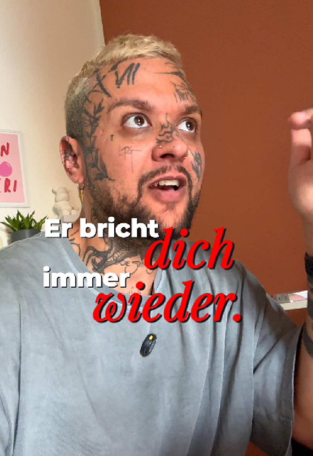 Wenn er dich ignoriert, dann wieder alles gibt – das ist keine Liebe. Das ist emotionale Manipulation. Du bist nicht die Einzige, bei der er dieses Spiel spielt. Es ist sein Muster, nicht dein Wert. Erkenne toxisches Verhalten, bevor du wieder fällst. Du verdienst echte Liebe, keine Spielchen. Folge mir für mehr Klarheit, Heilung und echte Selbstachtung. Du musst das nicht allein durchstehen. toxische Beziehung | emotionale Manipulation | Narzisst | toxische Männer | selbstliebe | beziehungstipps #DatingTipps #Beziehungstipps #ToxischeMänner #selbstliebe 