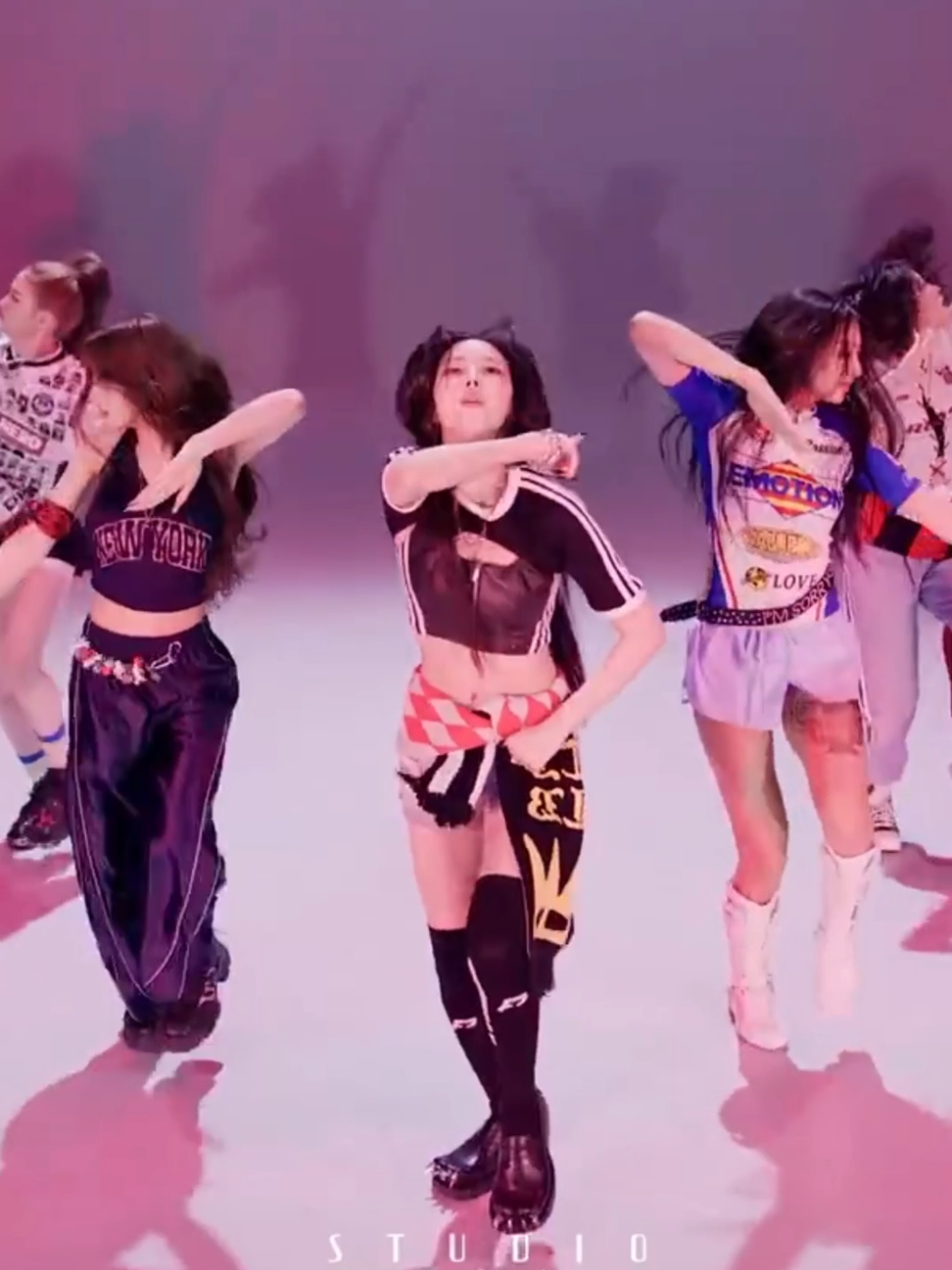 #MEOVV #미야오 'HANDS UP'  #studiochoom #kpop 