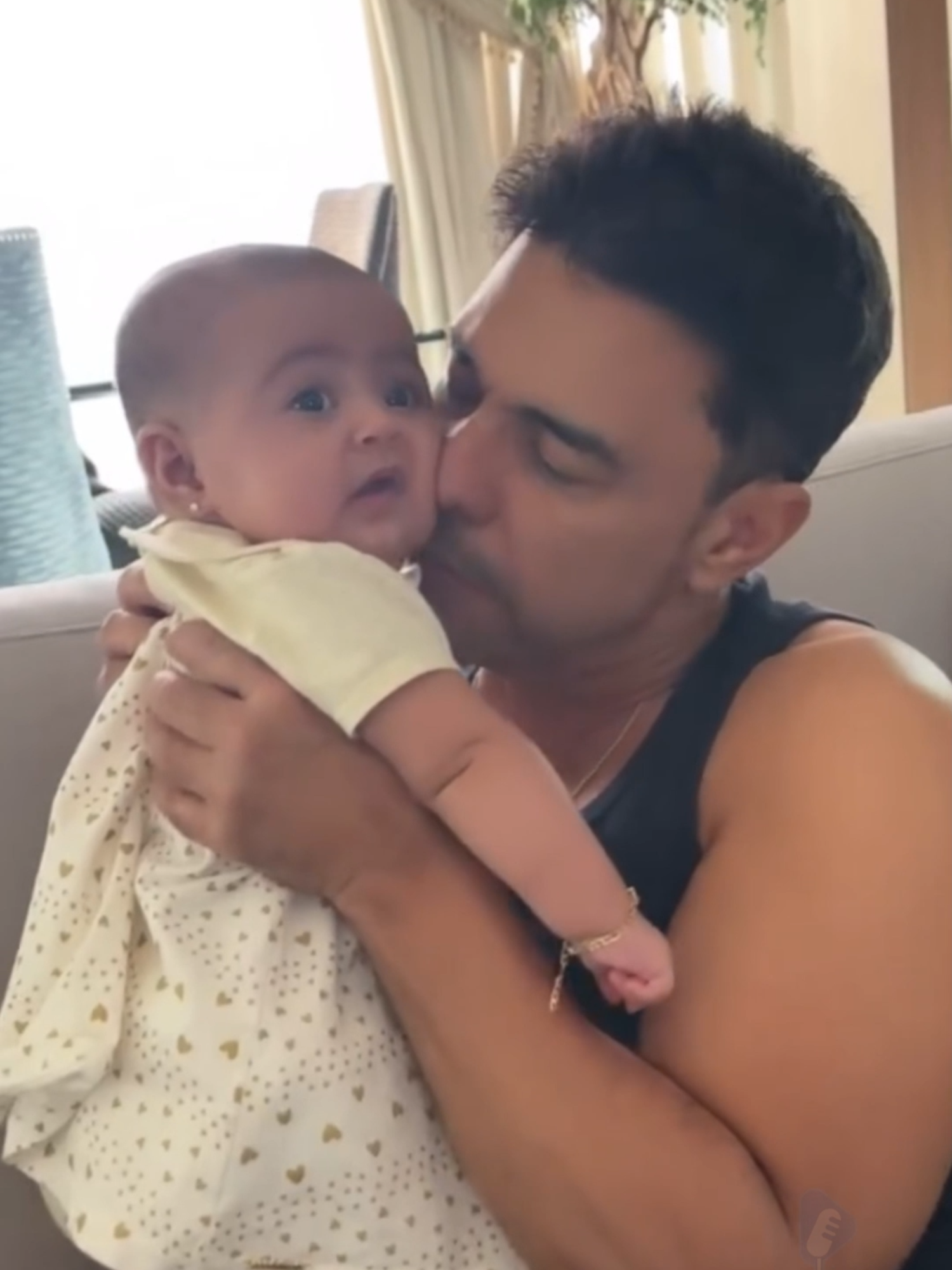 Zezé Di Camargo Babão! Cantor Derrete a Web com Chamegos na Filha Clara 😍💕#tiktokviral #fyp #foryoupage #trendingvideo