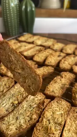 ביסקוטי שקדים ופיסטוקים נערבב במיקסר 100 גרם חמאה וכוס סוכר(כוס מידה) נוסיף 2 ביצים L ושתי כפיות וניל. נכין קערה עם חומרים יבשים: 220 גרם קמח לבן, 1/2 כוס (מידה) קמח שקדים, כפית וחצי אבקת אפיה, רבע כפית מלח,. נחליף לוו גיטרה נוסיף את החומרים היבשים לקערת המיקסר. נוסיף 120 גרם שקדים פרוסים, 60 גרם פיסטוקים קצוצים. נערבב כערבוב קצר רק עד לאיחוד. נעביר את המסה ל-2 תבניות אינגליש קייק מרופדות בנייר אפיה מהדק ונאפה 20-25 דקות 180 מעלות טורבו. נוציא לרשת לצינון של שעה לפחות לפני פריסה. נפרוס לפרוסות בעובי של ס״מ בערך. נניח על רשת אפיה ונאפה אפיה נוספת ב 140 מעלות טורבו עד שהעוגיות משחימות מעט. מצננים היטב ומסדרים בצנצנת או קופסא אטומה