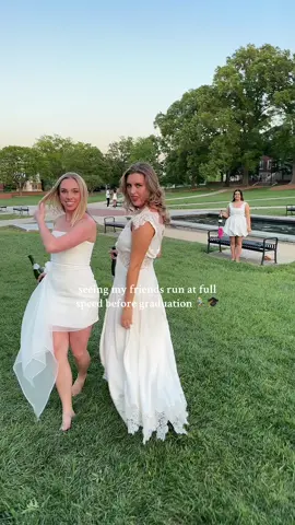 this is your sign to see your friends run at full speed it’s hillarious #runatfullspeed #friendtok #friendsrunning #friendgroup #gradpics #umd 
