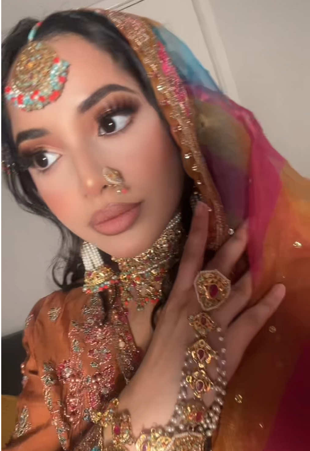 Playing dress up @Makeupbyquratulainnn 🪄 #bengali #bridalmakeup #weddinglook #bridalglam #baraat #walima #fyp #makeup #bengalibride 