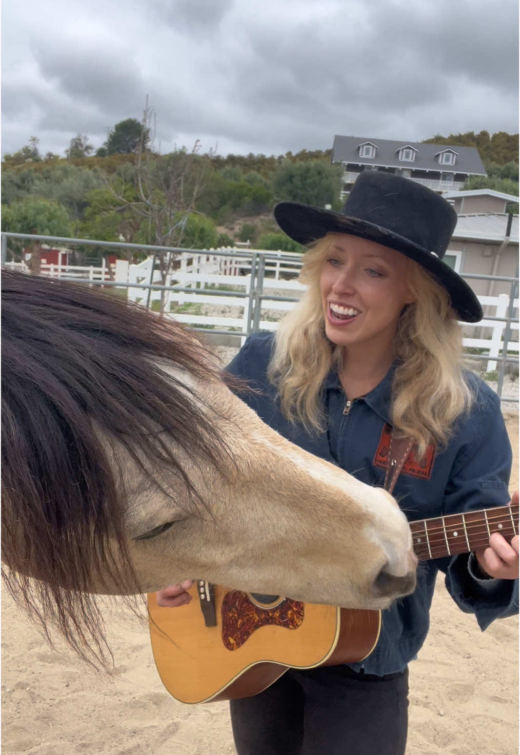 Jamming at the barn with @Mikaylatheonly and Yupia.  We love @CreedenceClearwaterrevial!  #ccr #badmoonrising #horse #horses #guitar #yupia #guitarplayinghorse #music #singer #animals #funnyanimals #horsemusic #country #cowgirl #bwc2 