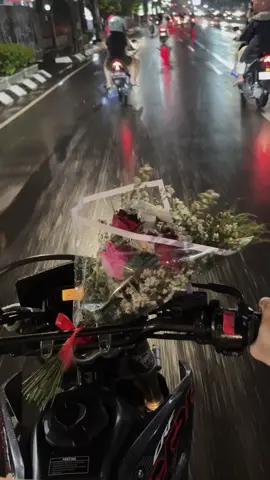 Kita,crf,dan hujan 💐 #crfsupermoto #hujan #flowers 