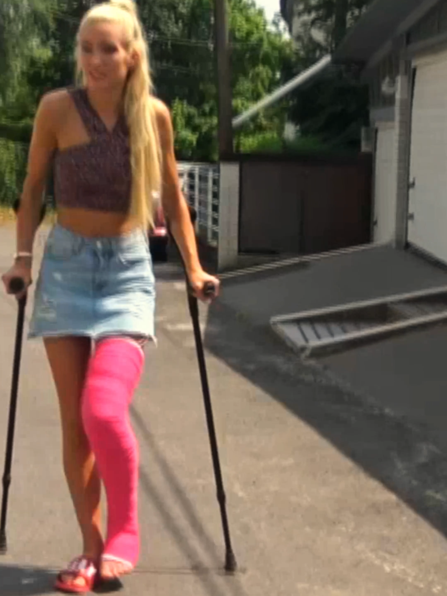 #Krücken #Krukken #Stampelle #Muletas #Crutches #brokenankle #brokenleg #legcast #anklebrace #aircast #brokenfoot #slc