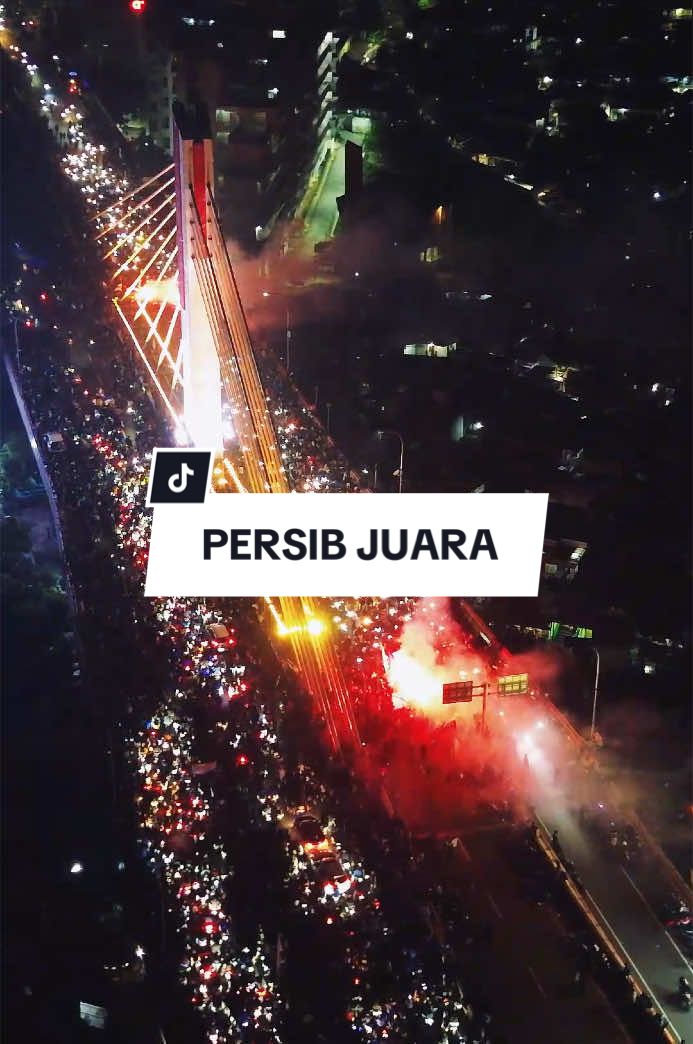 Persib Juara ⭐️⭐️⭐️⭐️. Suasana uforia kemenangan persib di jembatan surapati malam ini  #persib #persibjuara #persibbandung #bandung #fyp 