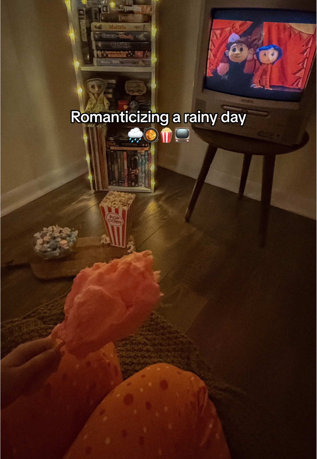 Making your favorite stew and spending rainy days with your pet at home. Eating snacks and dressing in comfortable jammies, just like in your favorite movie, is another way to romanticize life. I genuinely adore moments like these. 🍿🌧️.  Vid by me. @LAIKA Studios @HalloweenCostumes.com  • • #introvertdiaries #rainyday #comfort#autumnmood#doggy #nostalgia#summerween#spookyszn#spring #cozy#fall#warmandcozy#cozygirl#halloween#aesthetic#cozyvibes#cozyaesthetic#homebody#october#fyp#spooky#autumn#coraline #socozy#moody #introvert#nostalgic#cozytime#halloweenislife#romanticizing #cozyaesthetic Cozy, cozy time, cozy day, cozy moments, gloomy day, coffee, books, slow days, foggy, moody, peaceful, calmness, slow down,outdoors , quiet moments, nerd, forest, moody snow, homebody,  aesthetic, slow living, 80s, 90s, vibe, fall, thunder storm ,star hollow, love, positivity, beauty, hope, day routine, cozy candles, feelings, soft life, 2000’s ,coziness, explorepage, foryou, afternoon, Scooby doo, crt tv, vhs, retro, vcr, physical media, Coraline, laika studios, stop motion, movies #cozycore #cozyaesthetic #cozyvibes #coziness #socozy #cozymood #cozyathome #darkcottagecoreaesthetic #rainyweather #rainyday i #rainydayvibes #rainydayactivities #sliceoflife #darkcottagecore #springrain #rainsounds #thunderstorm #fyp #foryou#foryoupage#explorepage #explorepage #explore#tranding #virelvideo #virel 