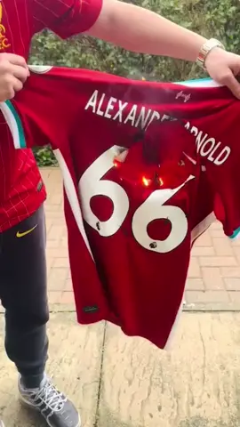 SEM PERDÃO 🔥 Torcedor do Liverpool não perdoou a saída de Alexander-Arnold e queimou uma camisa com o nome do jogador. Nos comentários da carta de despedida dos Reds, outros fãs se dizem decepcionados e acusam Trent de traição. O lateral é apontado como reforço do Real Madrid para a Copa do Mundo de Clubes. 🎥 @midnite #ge #futebol #liverpool #alexanderarnold #tiktokesportes