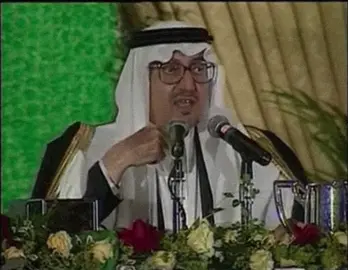 ليت العمر يهدى أبهديك عمري تستاهل الايام يا زهو الايام لو الهوى المحبوس في جوف صدري يظهر على العالم غشى العالم هيام فيني غرام فوق محمول صبري وفيني خيال فوق تصوير الاحلام صباحي اسرحلك و في ليلي اسري وإلى هجع فكري خفوق الهوى قام .. #خالد_الفيصل#like#explor 