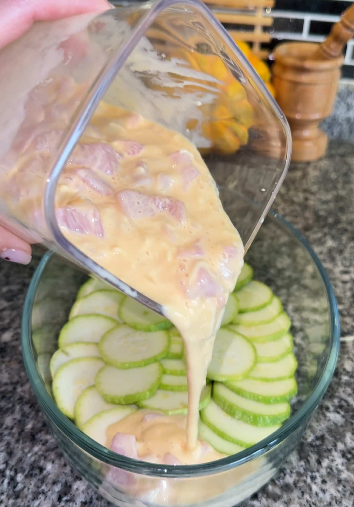 Новый способ приготовления куриной грудки: просто, сочно и без лишних заморочек! Ингредиенты: • Куриная грудка — 1 шт. 🍗 • Кабачок — 1 шт. 🥒 • Яйца — 4 шт. 🥚 • Помидоры — 2 шт. 🍅 • Лук — 1 шт. 🧅 • Сметана или сливки — 100 г 🥛 • Сыр — 100 г 🧀 • Соль, перец — по вкусу 🧂 #куринаягрудка #рецептужин #вкусноипросто #запеканкавдуховке #рецептдлявсейсемьи