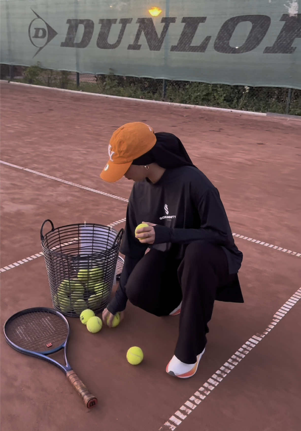 Tennis time 🎾 👚T-shirt Performance manches intégrées dispo sur le site internet (lien en bio) #soeurenityfitness #modestfashion #modestwear #sportswear #Fitness #sport #tshirtsport