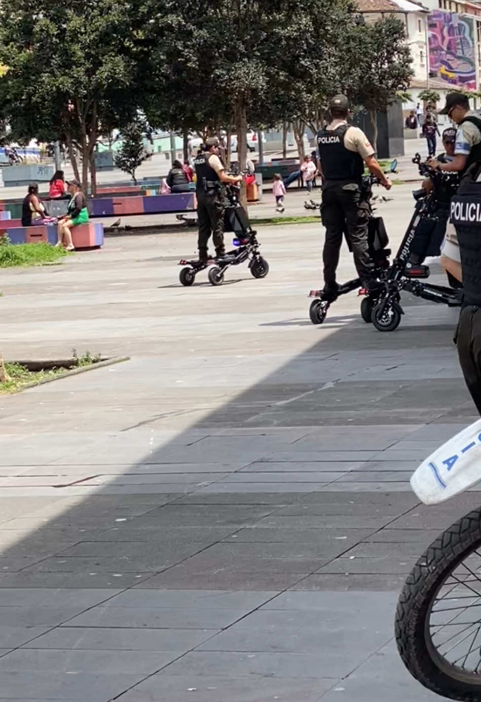 La politcia noooooo 🫠😅 #quito #quito_ecuador🇪🇨 #lapolicia #no #ayuda #jajaja 