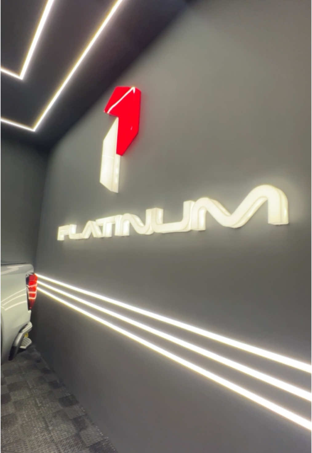 *بلاتينيوم شيلد*   ✨ تم تنفيذ *تلميع احترافي خارجي* يخليها تبرق من كل زاوية!   💎 التفاصيل بتتكلم لوحدها…   📍 مركز بلاتينيوم شيلد – العناية اللي تستحقها سيارتك. #تلميع_سيارات #platinum_shilde #عناية_بالسيارات #