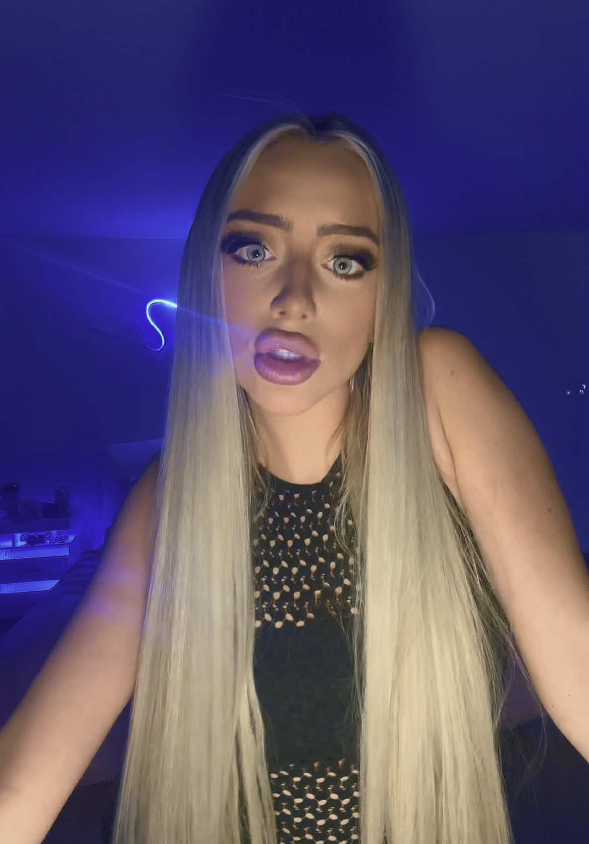 rapid draft release bc I need to trade in my old phone <333 #lipsync #kanyewest #blondeshavemorefun #foryou #fyp #neonlights 