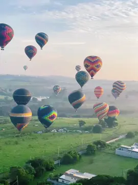 Vem para Boituva viver essa aventura, vários balões voando no céu, proporcionando uma vista ainda mais ncrível 😍 Passeios acontecem pelo amanhecer, com duração de 40min !  📌 Em nosso Checkin é servido desjejum, estacionamento para seu veículo, brinde com espumante após pouso, fotos e vídeos do seu passeio, van para campo e café da manhã completo após o passeio. Valor para Adulto R$432,00 até 99kg, a vista. Valor por criança R$299,00 até 37kg e 10 anos, a vista. Saiba mais informações pelo WhatsApp (15)99173-8515, Nathalia. #viagensincriveis #boituva #lugaresparavisitar #passeioemfamilia 