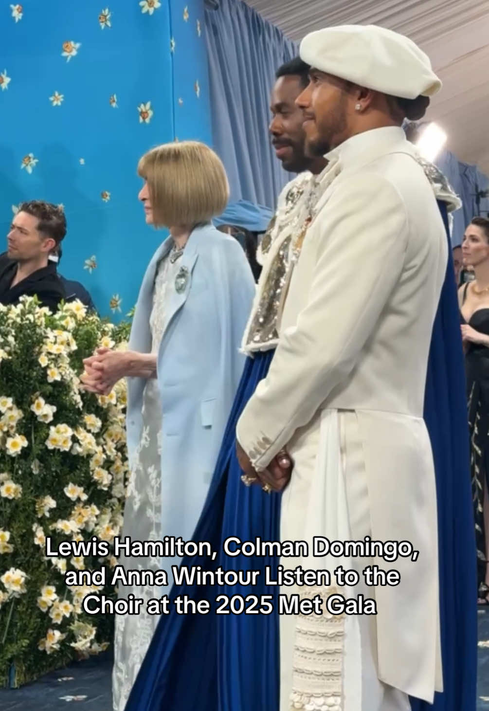 The 2025 #MetGala got started with a choir singing ‘Ain’t No Mountain High Enough’! #LewisHamilton, #ColmanDomingo, and Anna Wintour took it in at the bottom of the carpet. 
