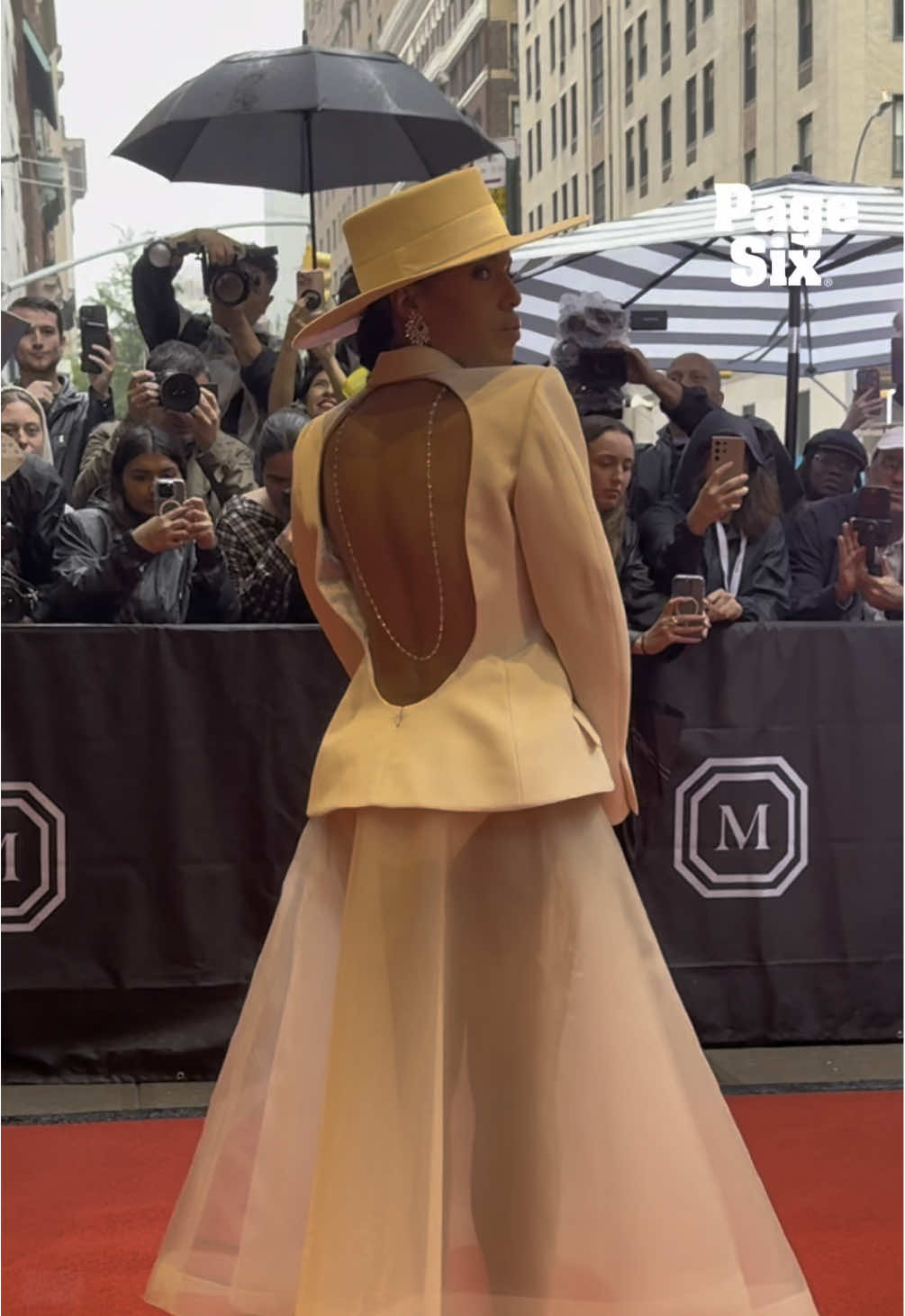Kerry Washington’s Met Gala look is the MOMENT. 😍