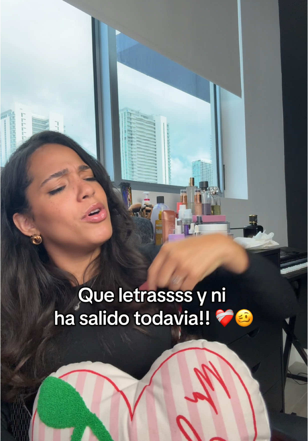 @BEÉLE pa cuando eh mi hermano?! Cuando sale la cancion 👀 me quiero amargar sin tener porque 😂😂 #beele #notienesentido 