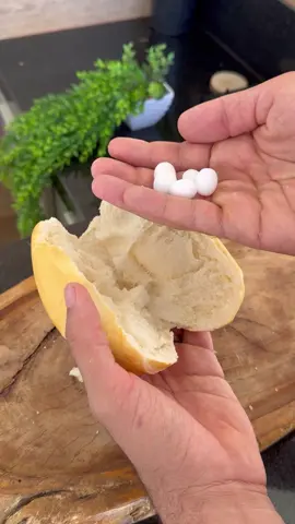 Coloque bolas de naftalina no pão e nunca mais tenha medo dele...