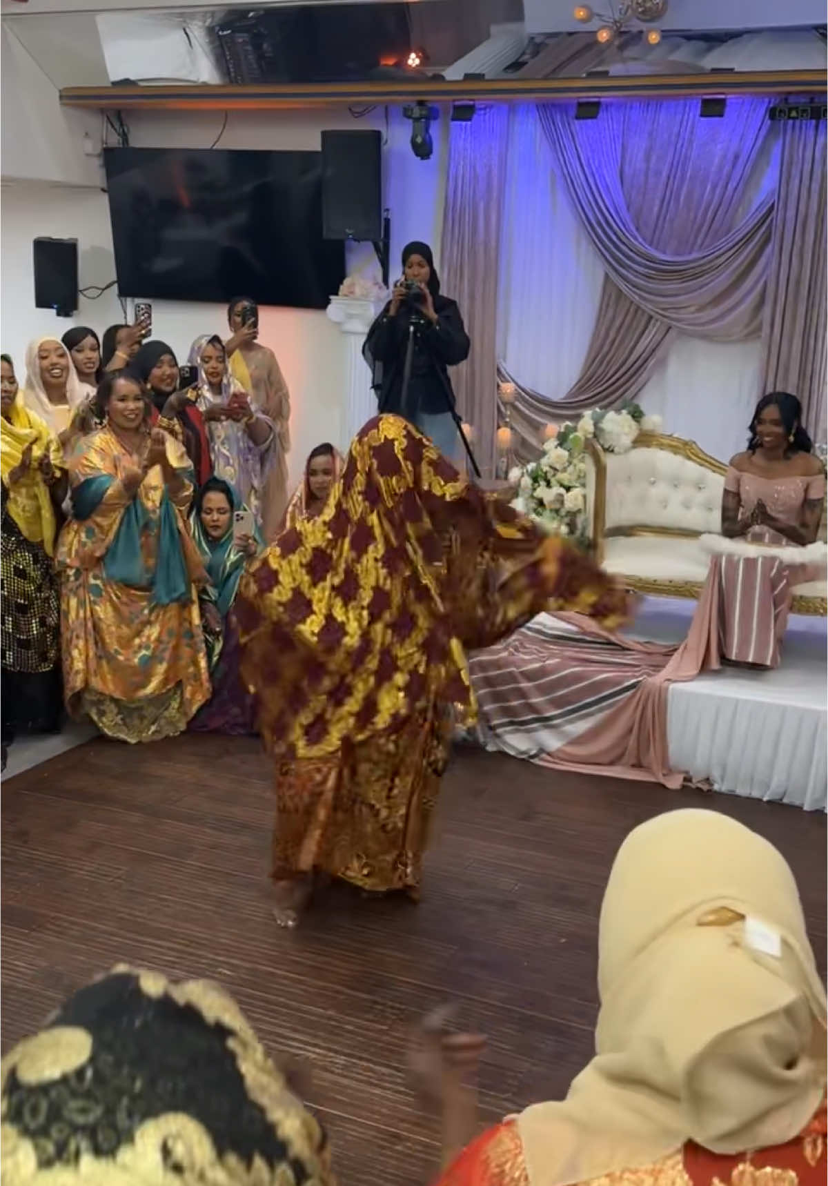 My sister Leyla’s Shaash Saar. I kacay dhiiga i kacay I had to do it for my whole HEART ❤️🩸 #buraanbur #somalitiktok #somali#aroos #shaashsaar#somali#fyp @Leyla Ali 