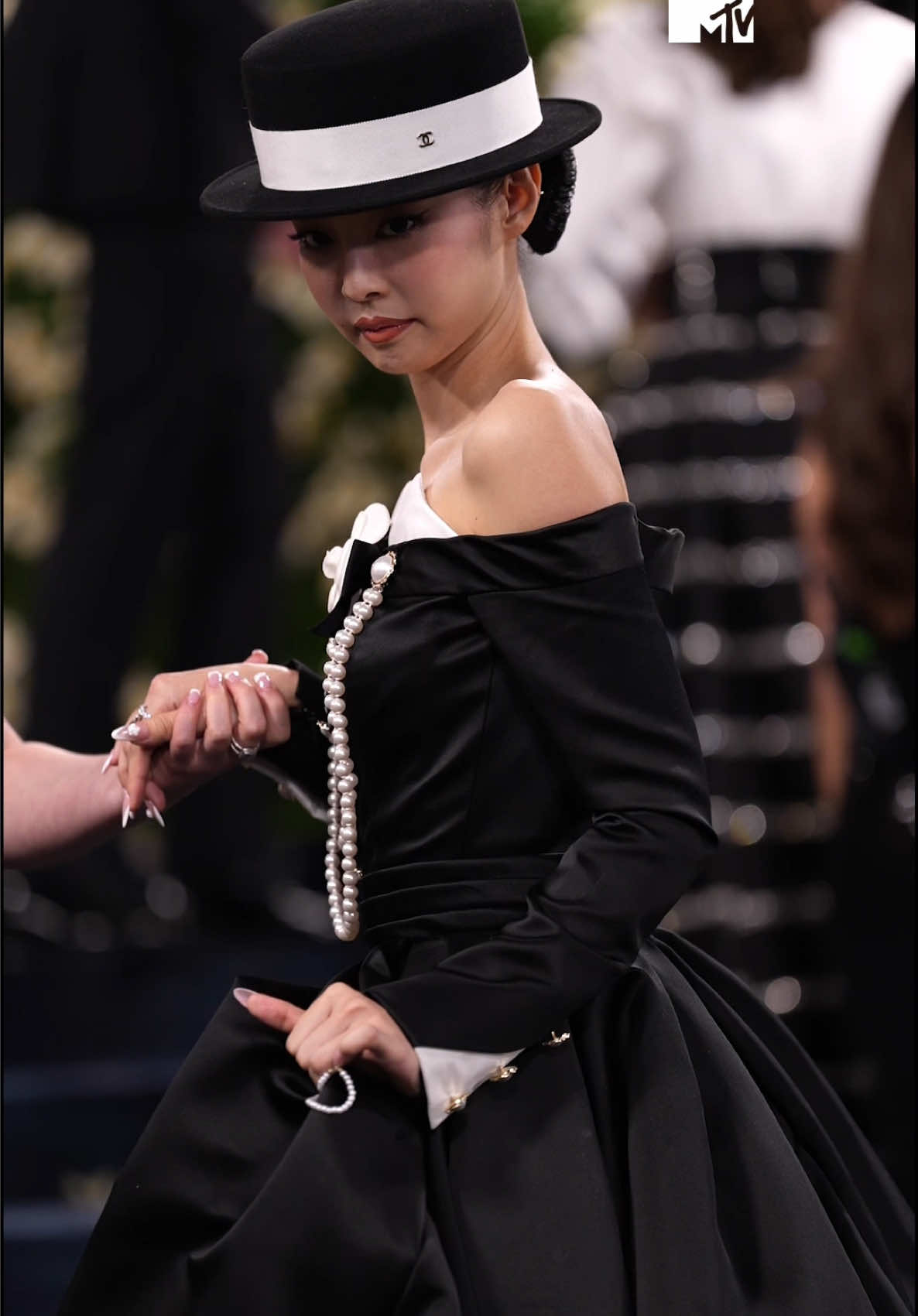 After seeing Jennie Kim at the Met Gala, how are we all doing 😳✨🖤🤍 #Jennie #JennieKim #BLACKPINK #MetGala2025 #MetGala #MTVCeleb 