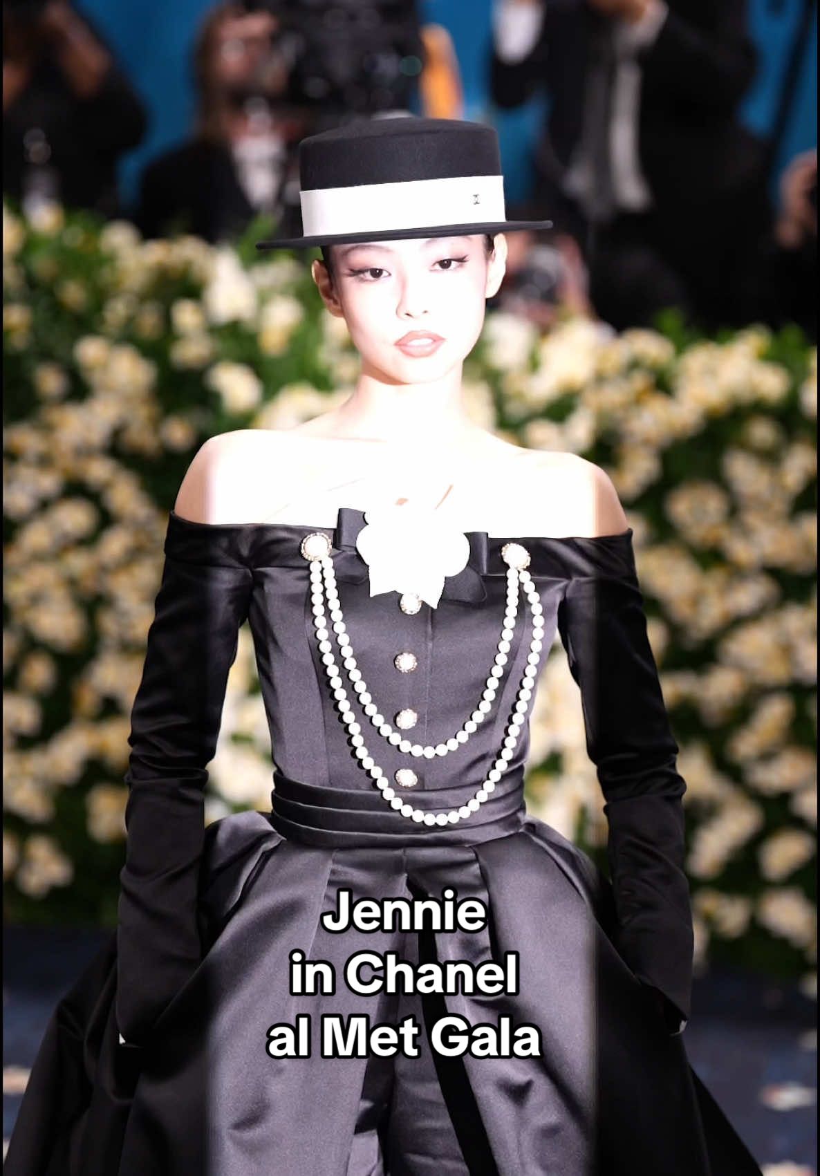 #Jennie in custom @ChanelOfficial al #MetGala #MetGala2025