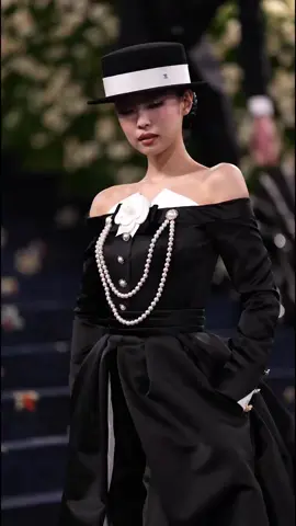 @jennierubyjane is the first Korean and K-pop to attend the #MetGala for three consecutive years. JENNIE MET GALA #MetGala2025 @CHANEL #JENNIE #jenniekim #jennieblackpink #jennierubyjane #LearnOnTikTok #xhtiktok 